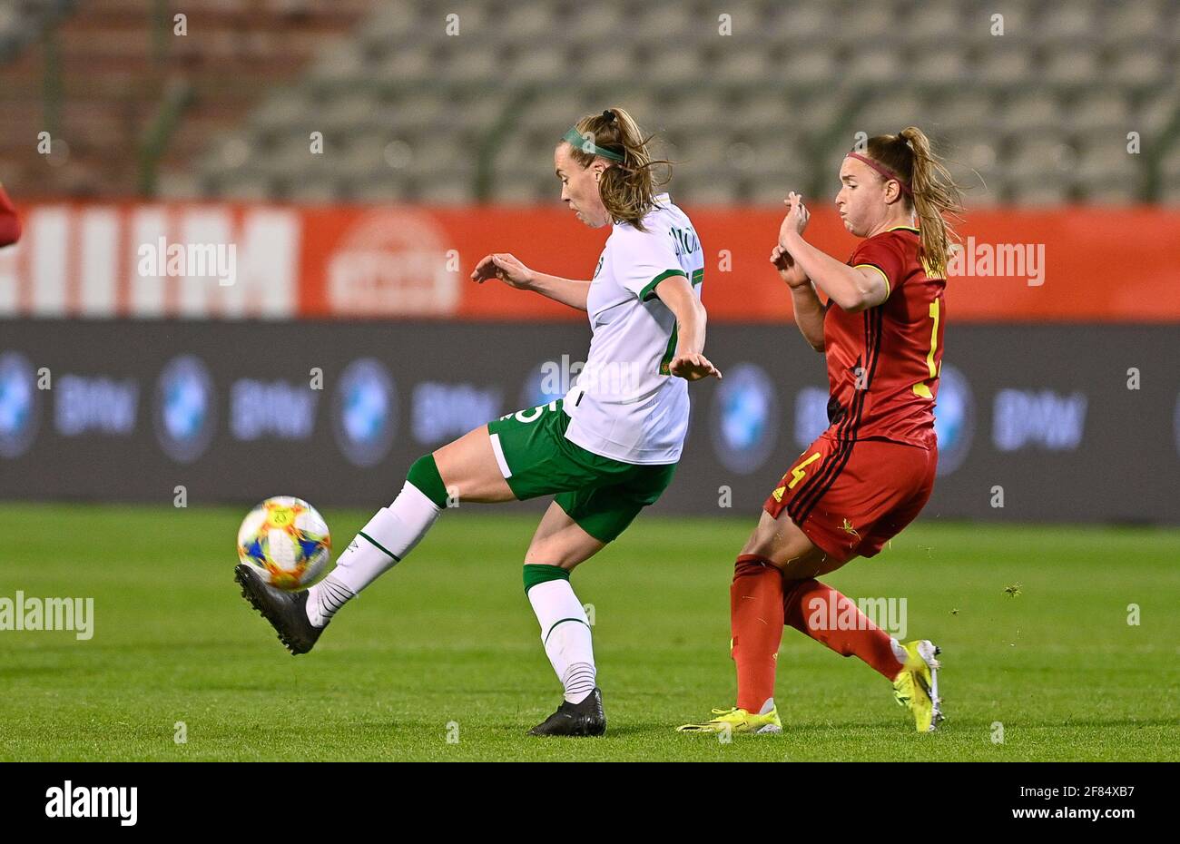 Die Irin Claire O'Riordan und die belgische Davinia Vanmechelen in Aktion Während eines freundlichen Frauenfußballspiels zwischen der belgischen Nationalmannschaft Der Stockfoto