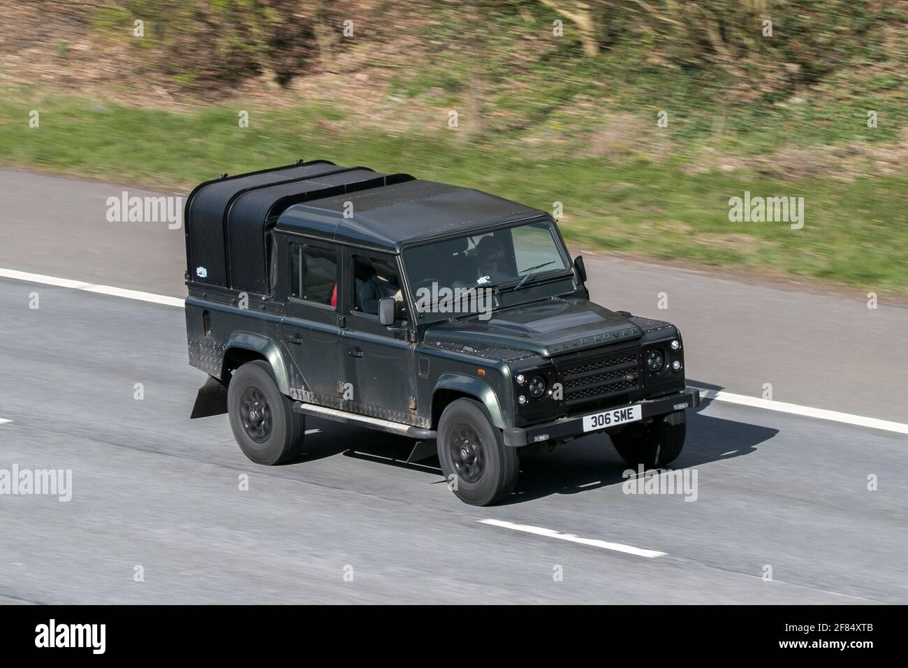 2008 Green Land Rover Defender 110 C-NTY DC 2402cc Doppelkabine Fahren Sie auf der Autobahn M6 in der Nähe von Preston in Lancashire, Großbritannien. Stockfoto