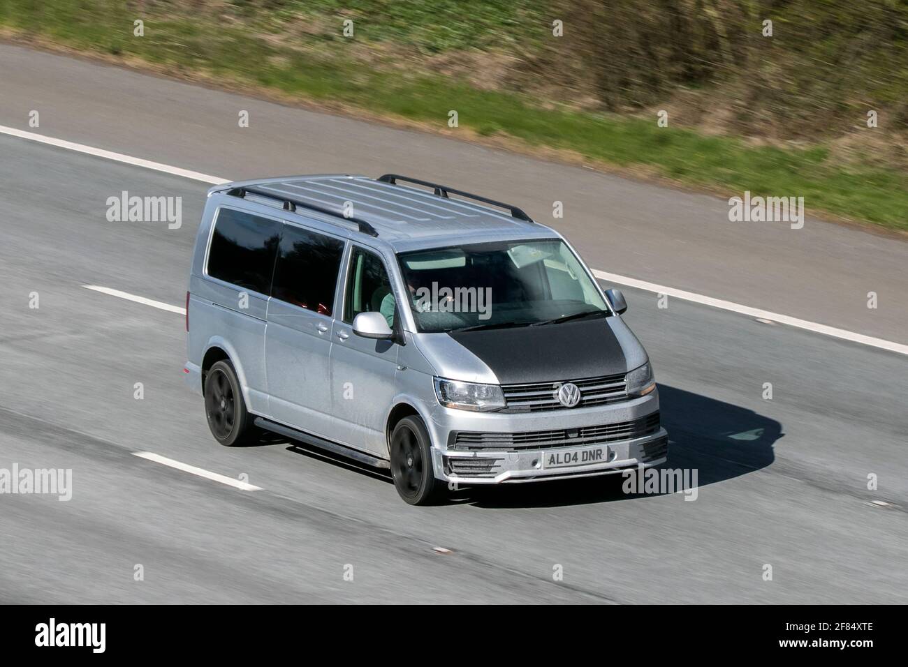 2018 VW Volkswagen Transporter T32 SE TDI BMT fährt auf der Autobahn M6 bei Preston in Lancashire, Großbritannien. Stockfoto