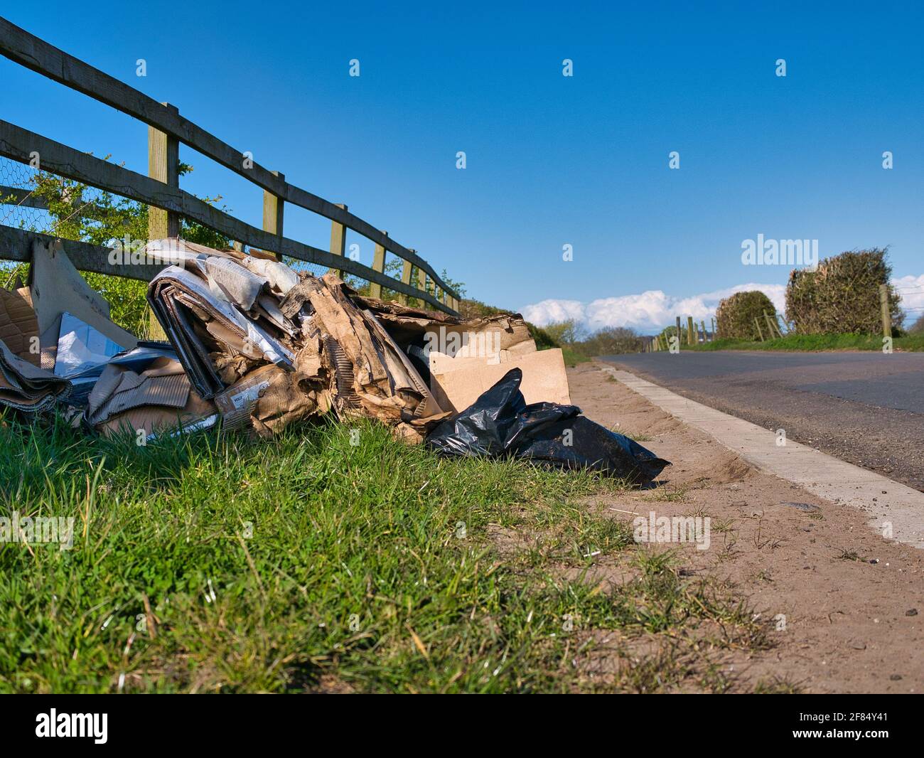 Im Winter werden illegal abgesandte Abfälle am Straßenrand auf einer Landstraße gehandelt (Fliege gekippt). Aufgenommen im Nordwesten Großbritanniens. Stockfoto