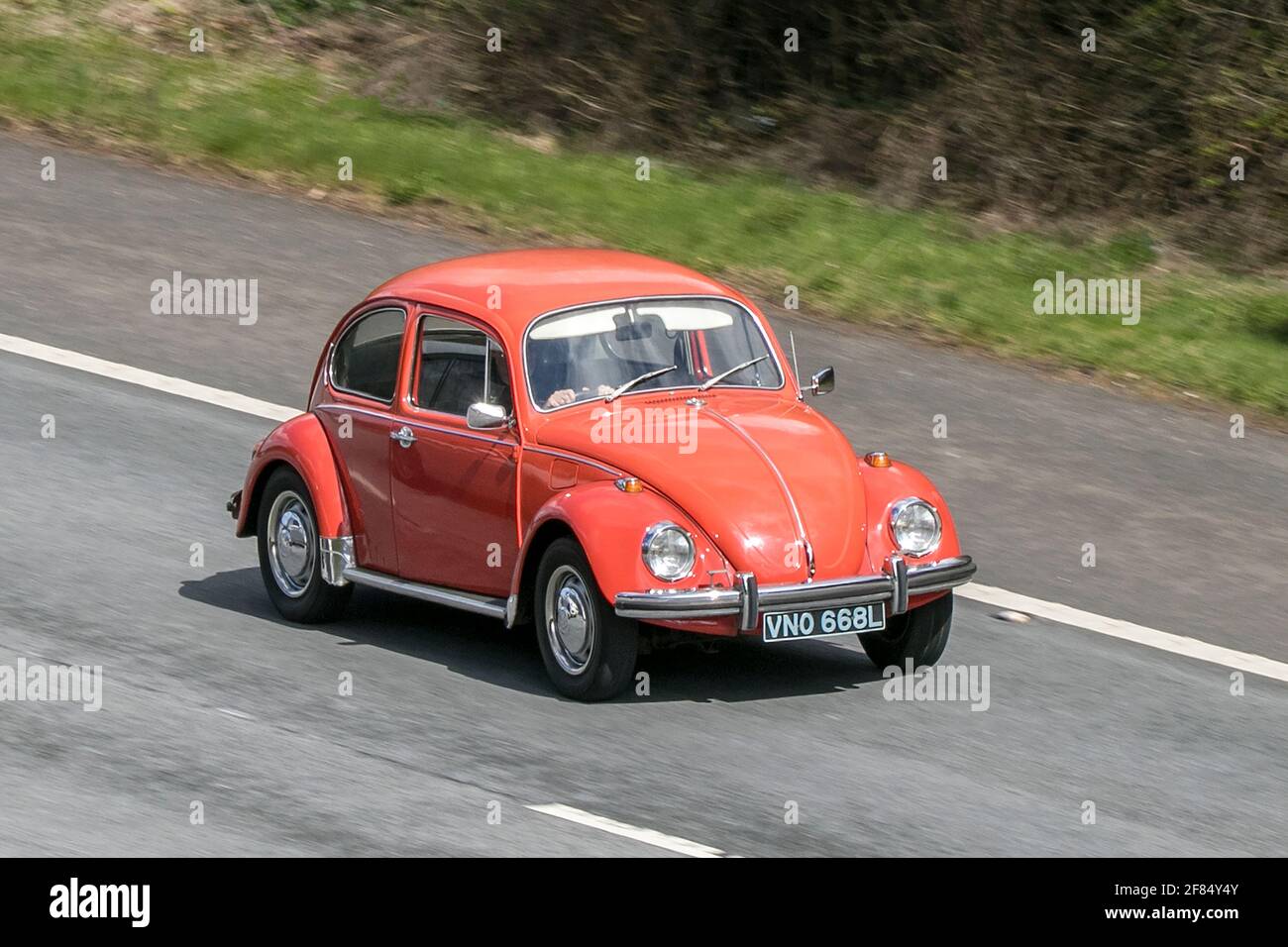 1972 70er Jahre alter Typ orange VW Volkswagen Beetle; Fahrt auf der Autobahn M6 bei Preston in Lancashire, UK. Stockfoto