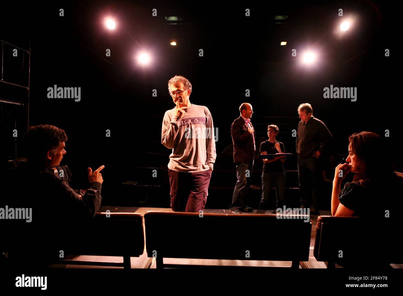 Regisseur Ramin Gray (Brille) bei den Proben von "THE UGLY ONE" mit den Schauspielern Amanda Drew, Mark Lockyer, Frank McCusker und Michael Gould am Royal Court in Sloan Square, London pic David Sandison Stockfoto