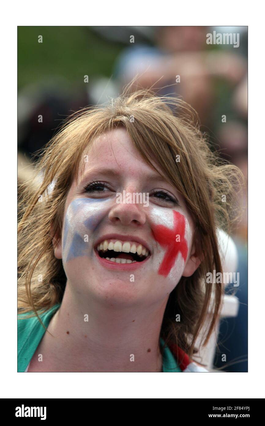 Die Croud auf Murray Mound sehen Andy Murray beim Spielen an Das große TV-Foto von David Sandison The Independent Stockfoto