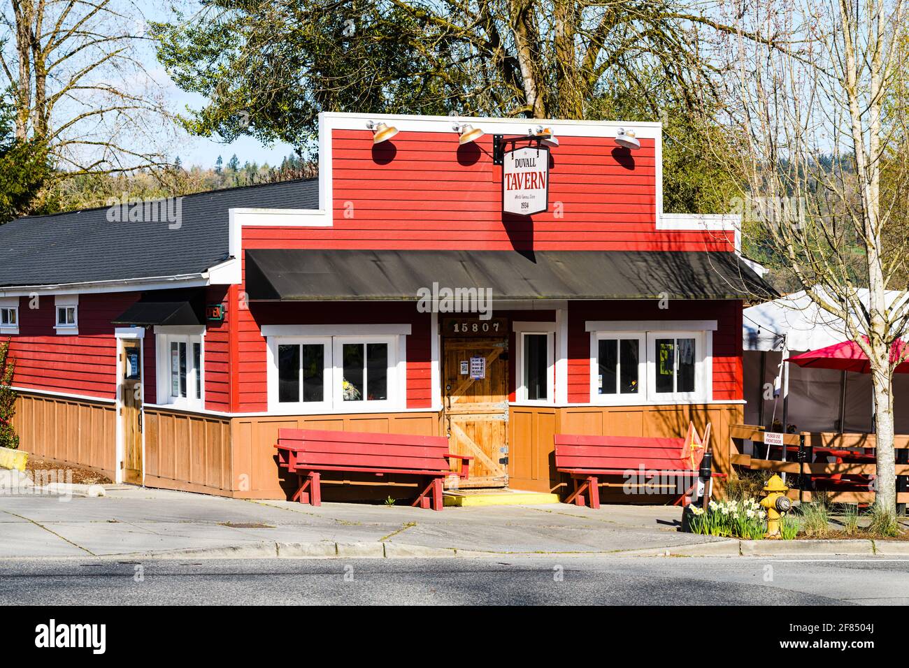 Duvall Tavern in der ländlichen King County Stadt zu den östlich von Seattle sieht es im Frühjahr schön rot aus Sonnenschein Stockfoto