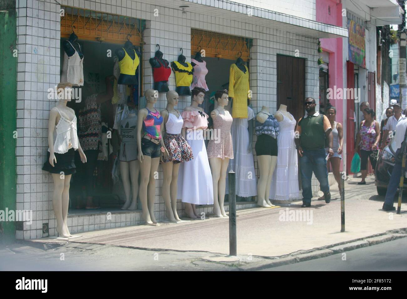 salvador, bahia / brasilien - 30. dezember 2016: In der Nähe von Schaufensterpuppen in der Nachbarschaft von Liberdade in der Stadt Salvador kommen Menschen vorbei. *** Loc Stockfoto