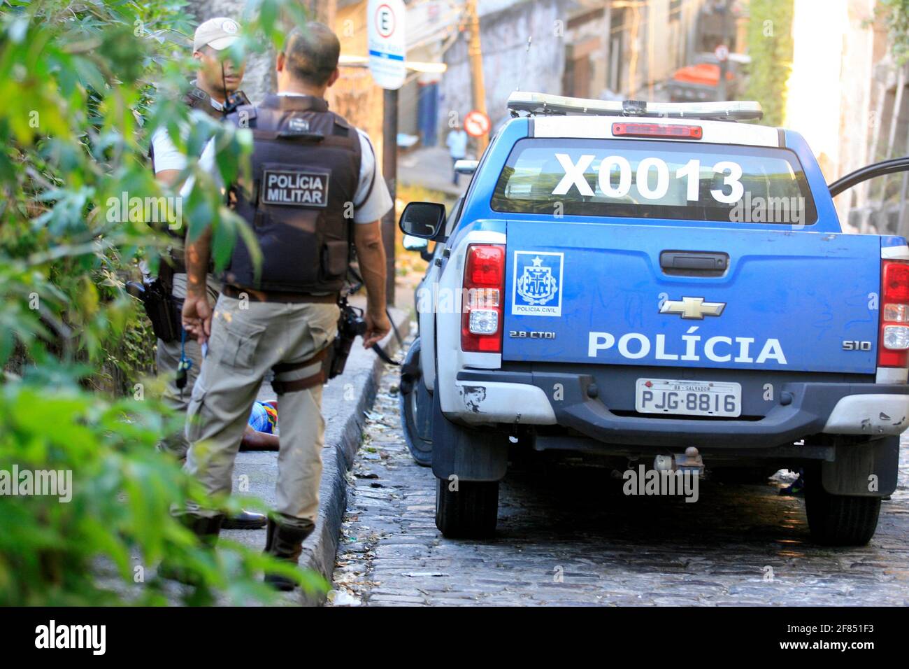 salvador, bahia / brasilien - 30. november 2016: Polizisten untersuchen Mord im Handelsviertel Salvado. *** Ortsüberschrift *** Stockfoto