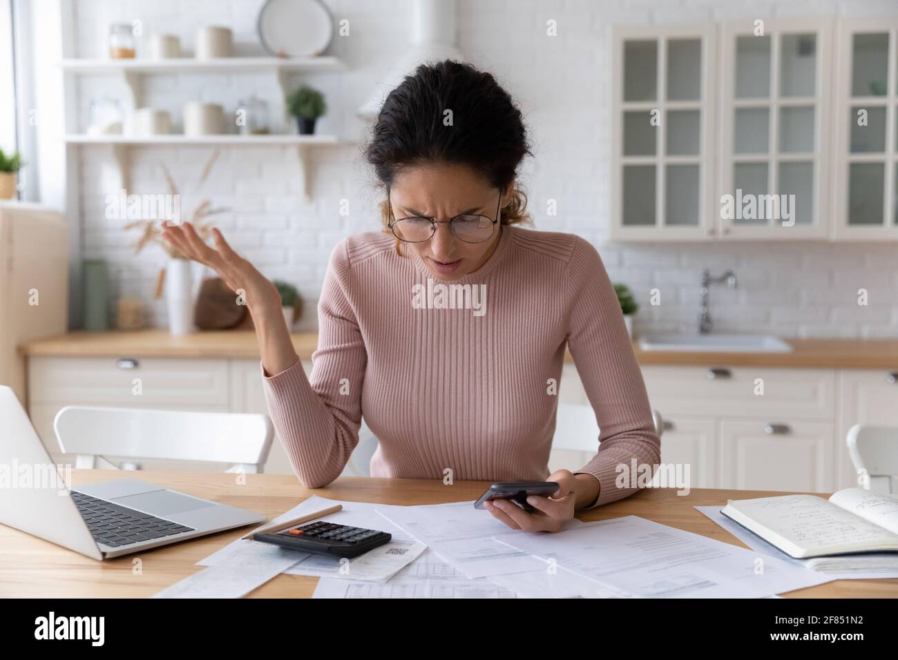 Ängstliche Dame Handy-Bank-Client unzufrieden mit schlechten App-Arbeit Stockfoto