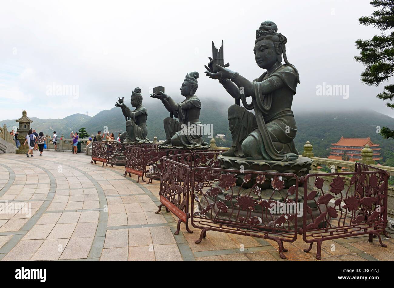 Drei Bodhissatvas-Statuen opfern auf dem Podium des Tian Tan buddha im Kloster Po Lin in Ngongping auf der Insel Lantau, Hongkong, China Stockfoto