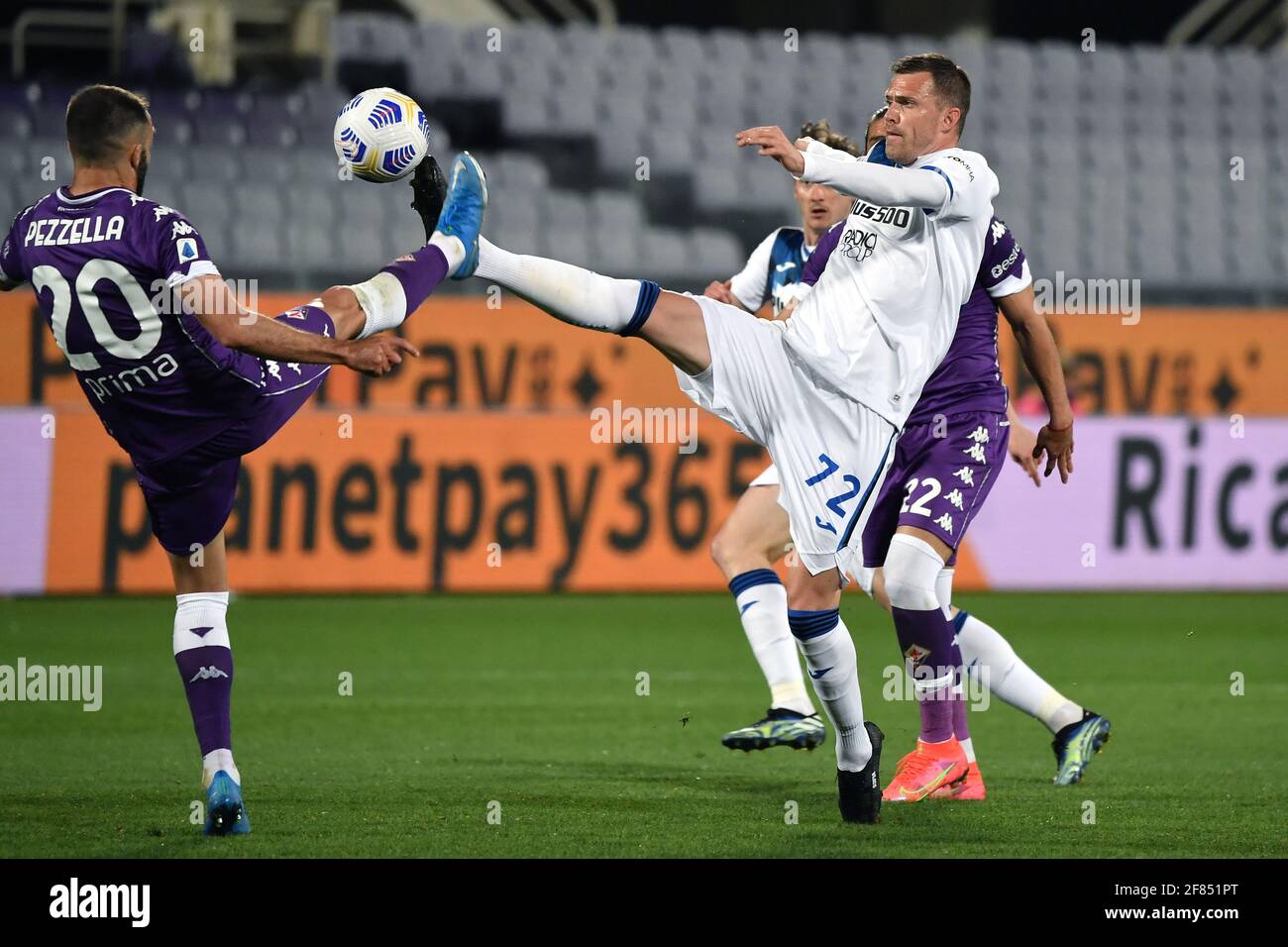 Florenz Italien April 2021 Deutsche Pezzella Von Acf Fiorentina Und Josip Ilicic Von Atalanta Bc Konkurrieren Wahrend Des Fussballspiels Der Serie A Zwischen Acf Fiorentina Und Atalanta Bergamasca Calcio Im Artemio Franchi