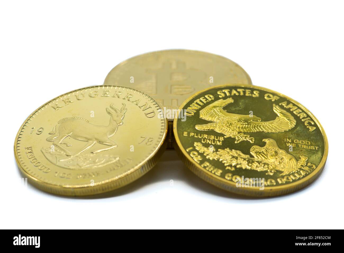 Krugerrand, Goldadler der Vereinigten Staaten 50-Dollar-Münze und eine Bitcoin. Stockfoto