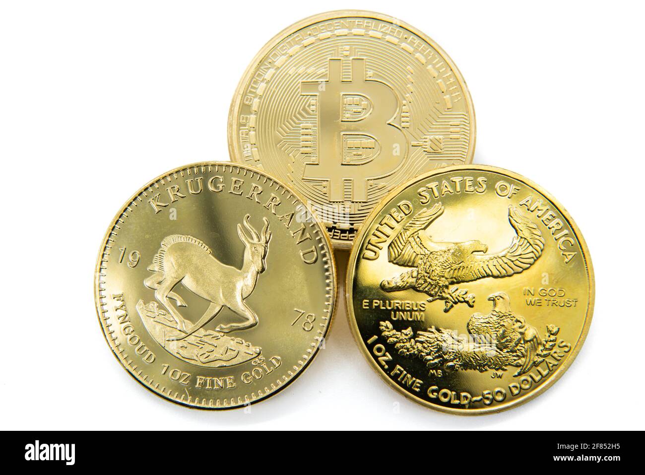 Krugerrand, Goldadler der Vereinigten Staaten 50-Dollar-Münze und eine Bitcoin. Stockfoto
