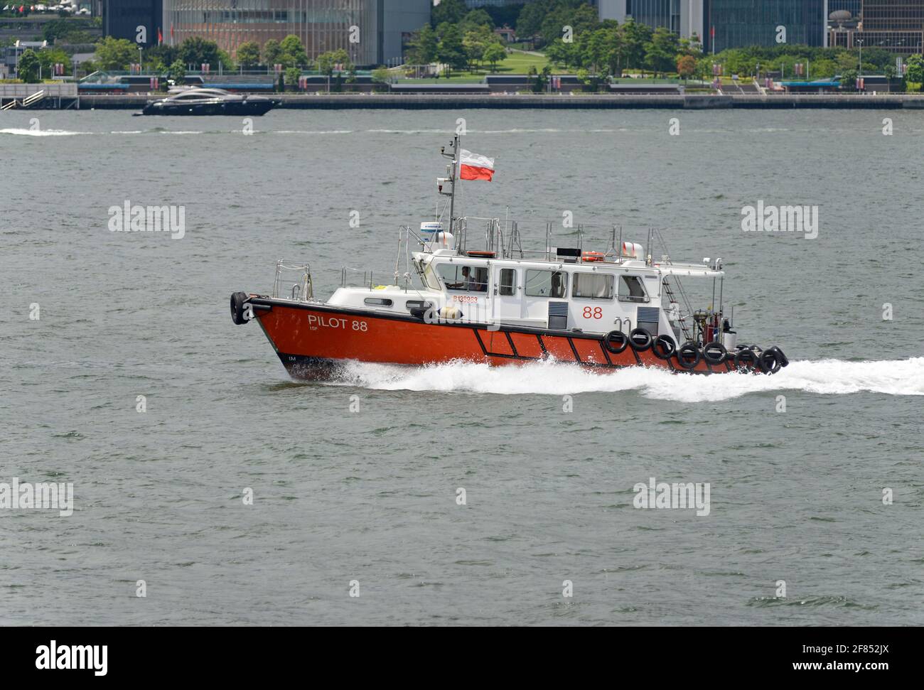 Ein Hafenlotsenboot fährt durch den Hafen in Hongkong, China Stockfoto
