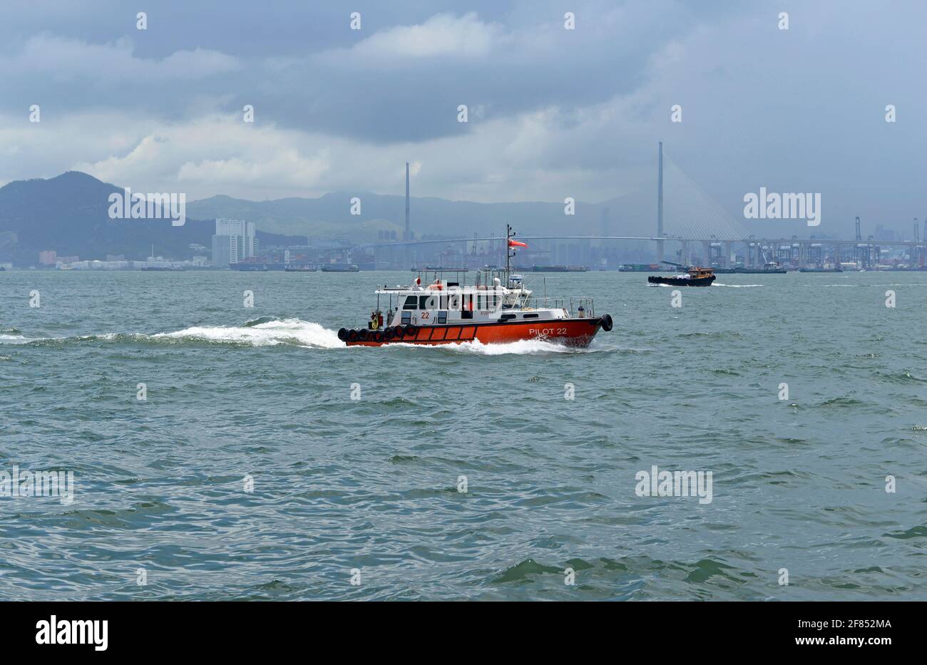 Ein Hafenlotsenboot fährt durch den Hafen in Hongkong, China Stockfoto