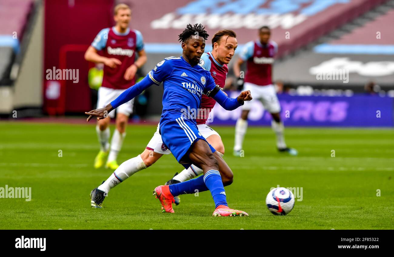 London, Großbritannien. April 2021. Wilfred Ndidi vom FC Leicester City mit dem Ball während des Premier League-Spiels zwischen West Ham United und Leicester City am 11. April 2021 im London Stadium, Queen Elizabeth Olympic Park, London, England. Foto von Phil Hutchinson. Nur zur redaktionellen Verwendung, Lizenz für kommerzielle Nutzung erforderlich. Keine Verwendung bei Wetten, Spielen oder Veröffentlichungen einzelner Clubs/Vereine/Spieler. Kredit: UK Sports Pics Ltd/Alamy Live Nachrichten Stockfoto