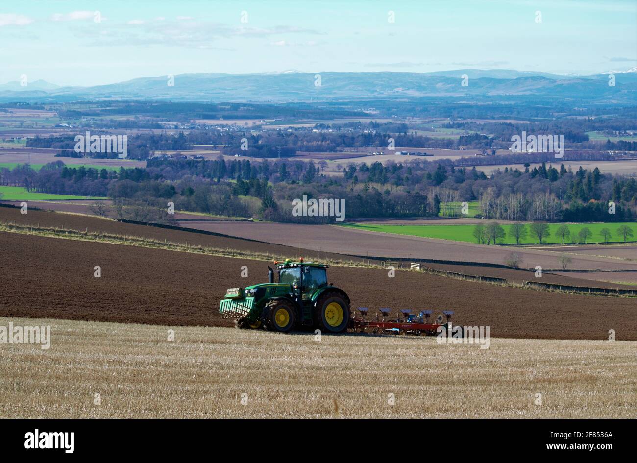 Traktor der Serie R von John Deere mit 5 Furchen, Pflügen von Stoppeln Stockfoto