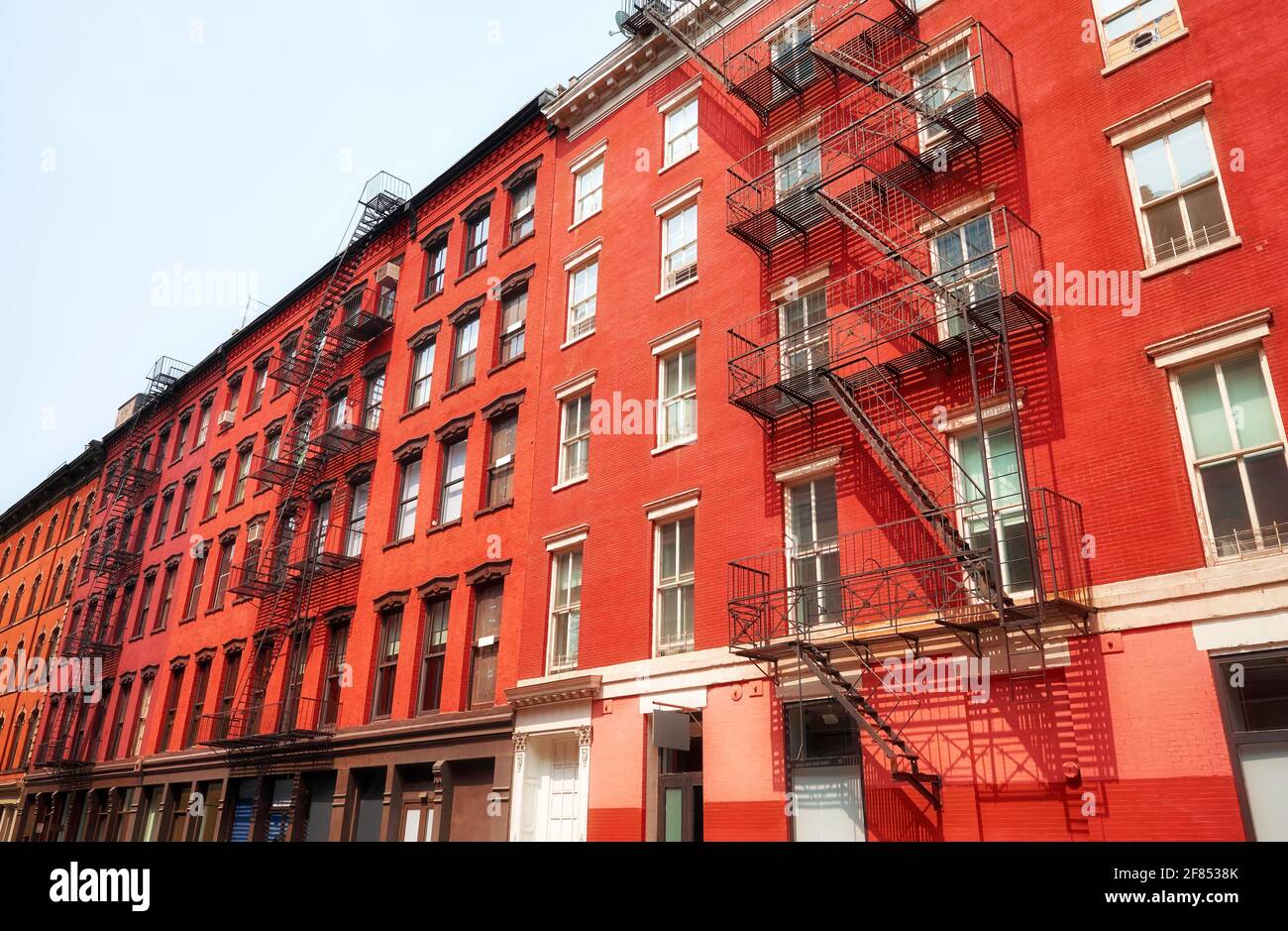Alte rote Backsteingebäude mit Feuerausbrüchen, New York City, USA. Stockfoto