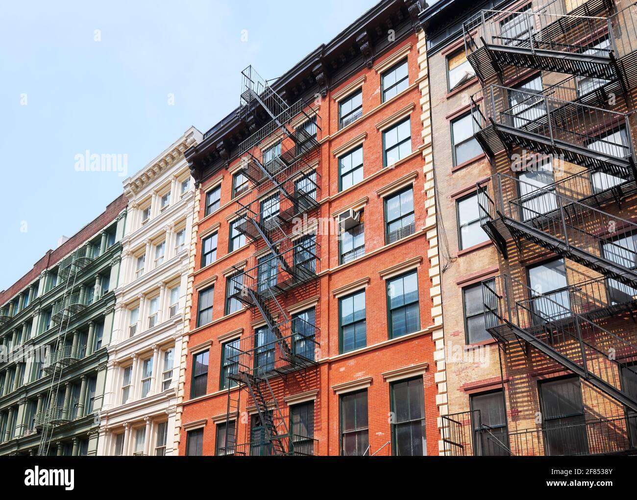 Alte Gebäude mit eisernen Feuerausbrüchen, New York City, USA. Stockfoto
