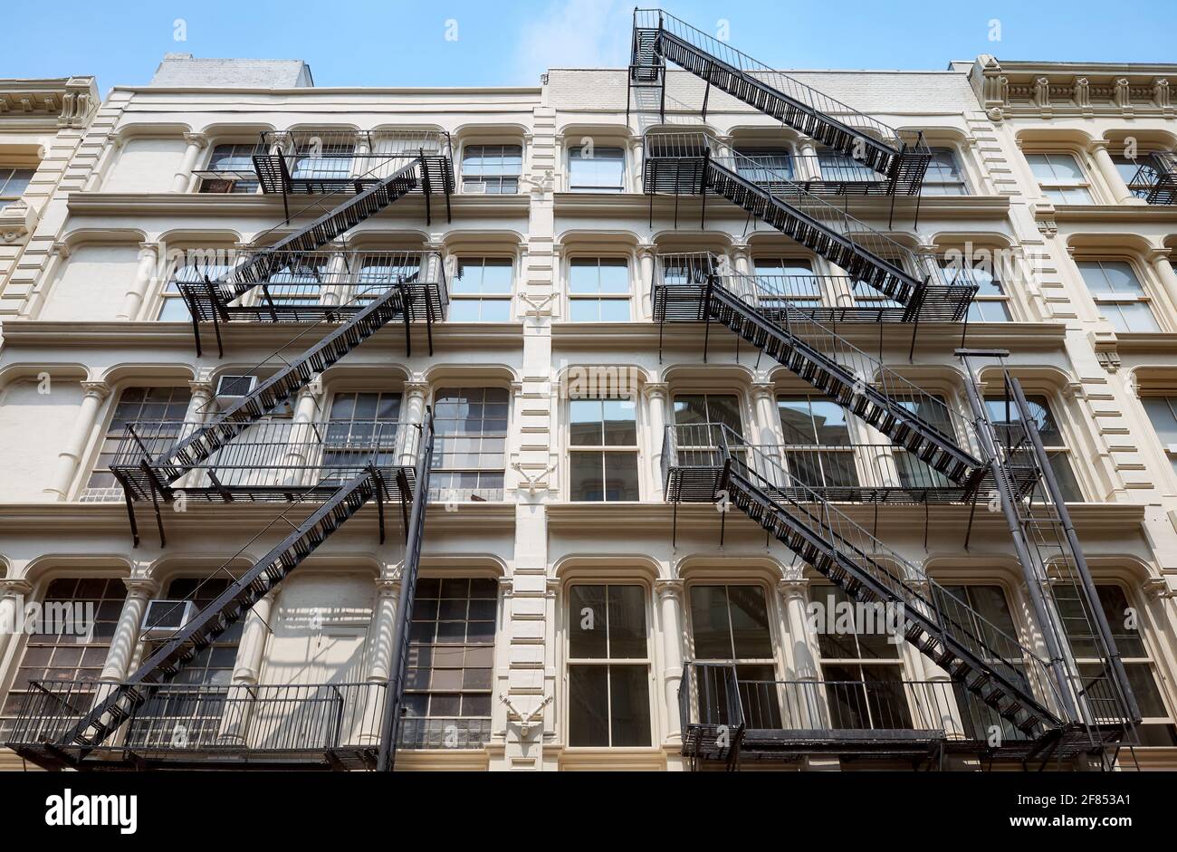 Altes Gebäude mit eisernen Feuerausbrüchen, New York City, USA. Stockfoto