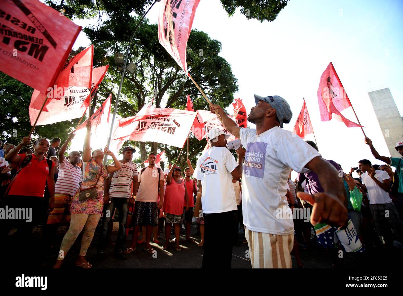 salvador, bahia / brasilien - 25. januar 2016: Mitglieder der Obdachlosenbewegung werden während eines Antrags auf Mittel für ein populäres Wohnprogramm im c Stockfoto