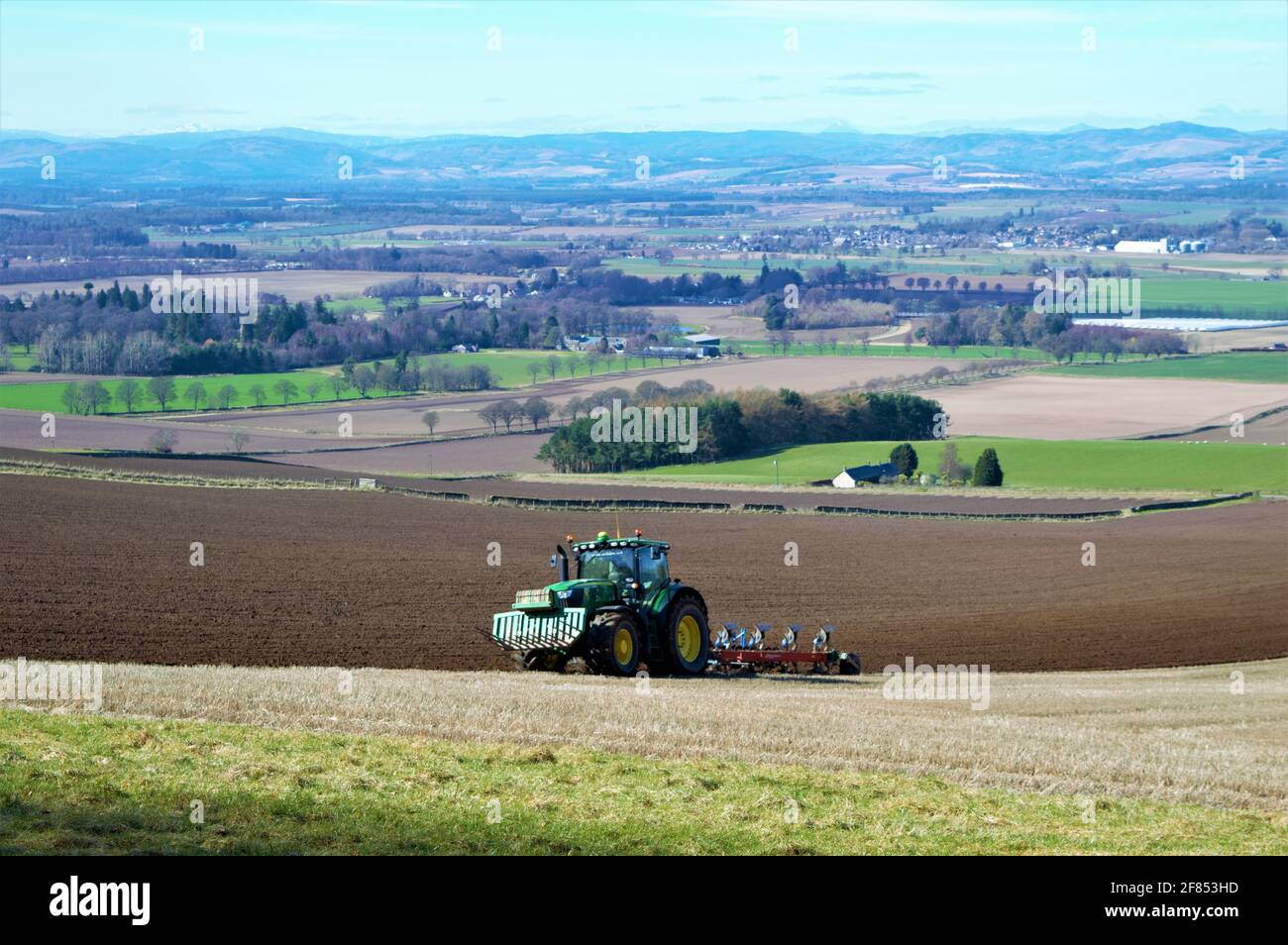 Traktor der Serie R von John Deere mit 5 Furchen, Pflügen von Stoppeln Stockfoto