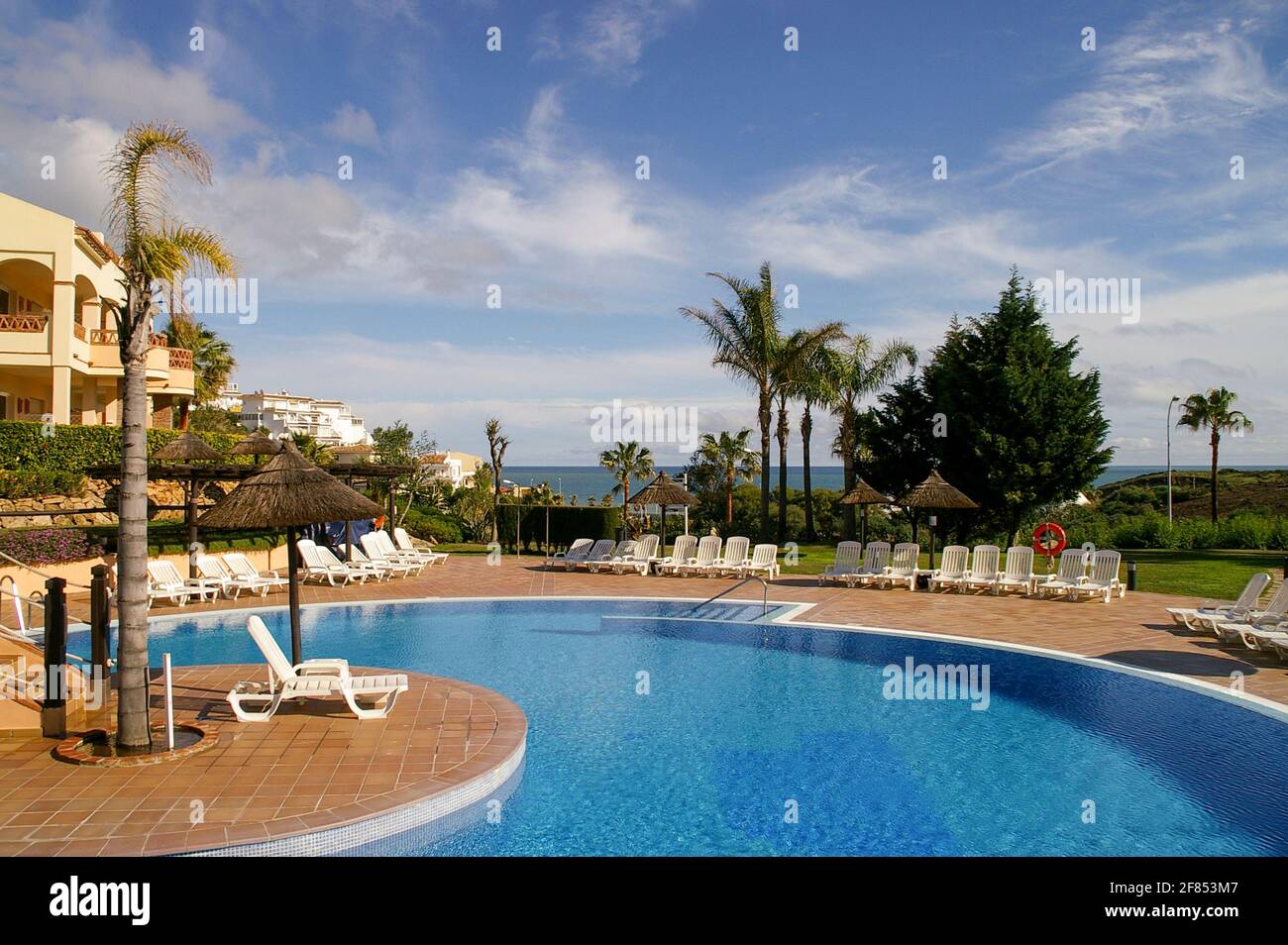 Schwimmbadbereich in den Club La Costa Resorts und Hotels in Marina del Sol, Fuengirola, Spanien. CLC World, Costa del Sol Hotel. Blauer Himmel. Meerblick Stockfoto