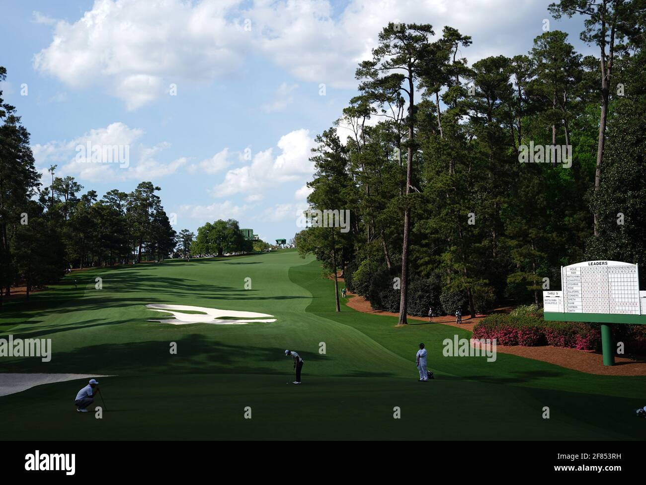 Augusta, Usa. April 2021. Hideki Matsuyama aus Japan wird am Sonntag, den 11. April 2021, im Augusta National Golf Club in Augusta, Georgia, in der Finalrunde des Masters Tournament 2021 auf das 10. Green putten. Foto von Kevin Dietsch/UPI Credit: UPI/Alamy Live News Stockfoto