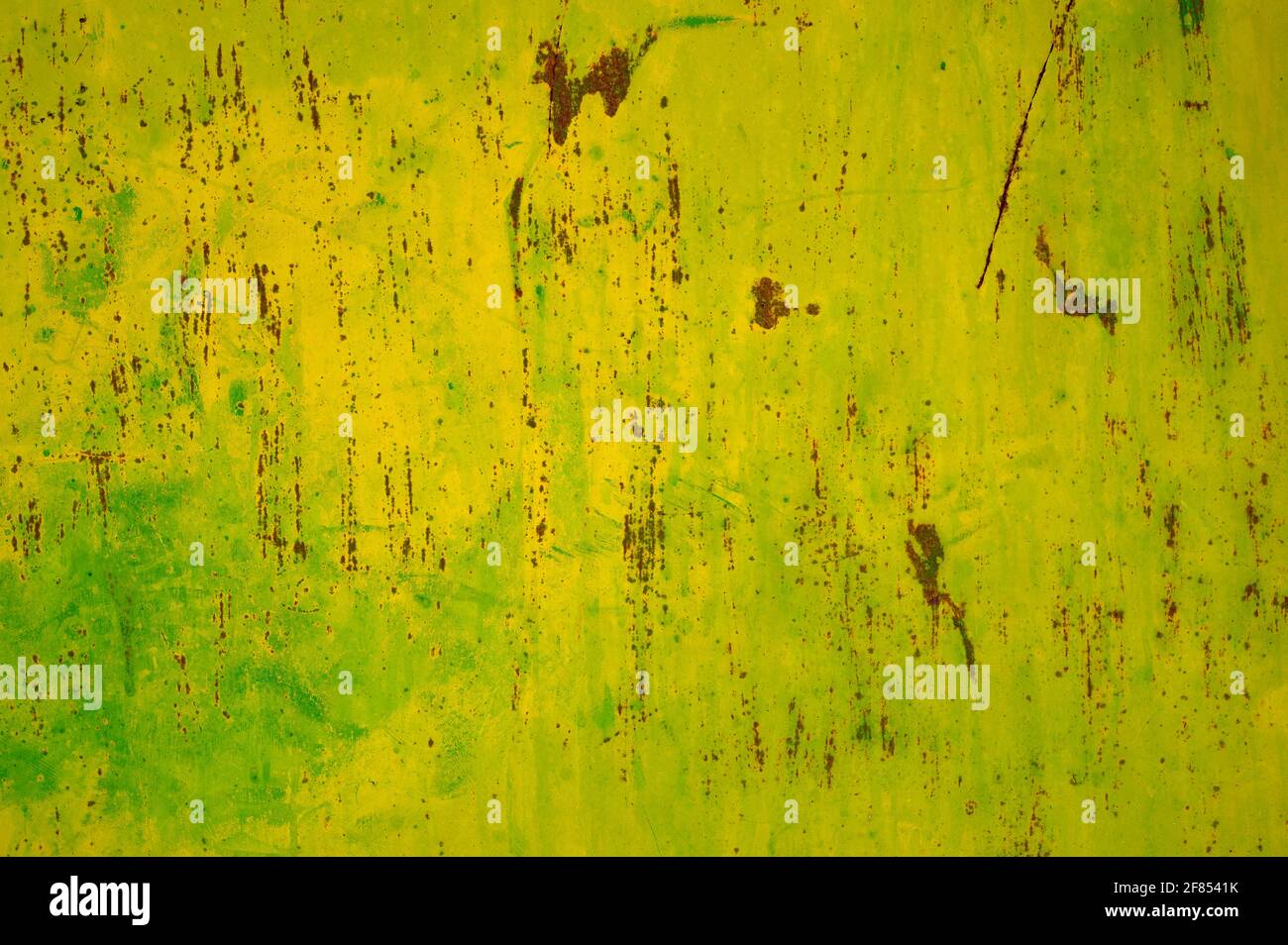Detail einer grün lackierten und verrosteten Blechplatte Stockfoto