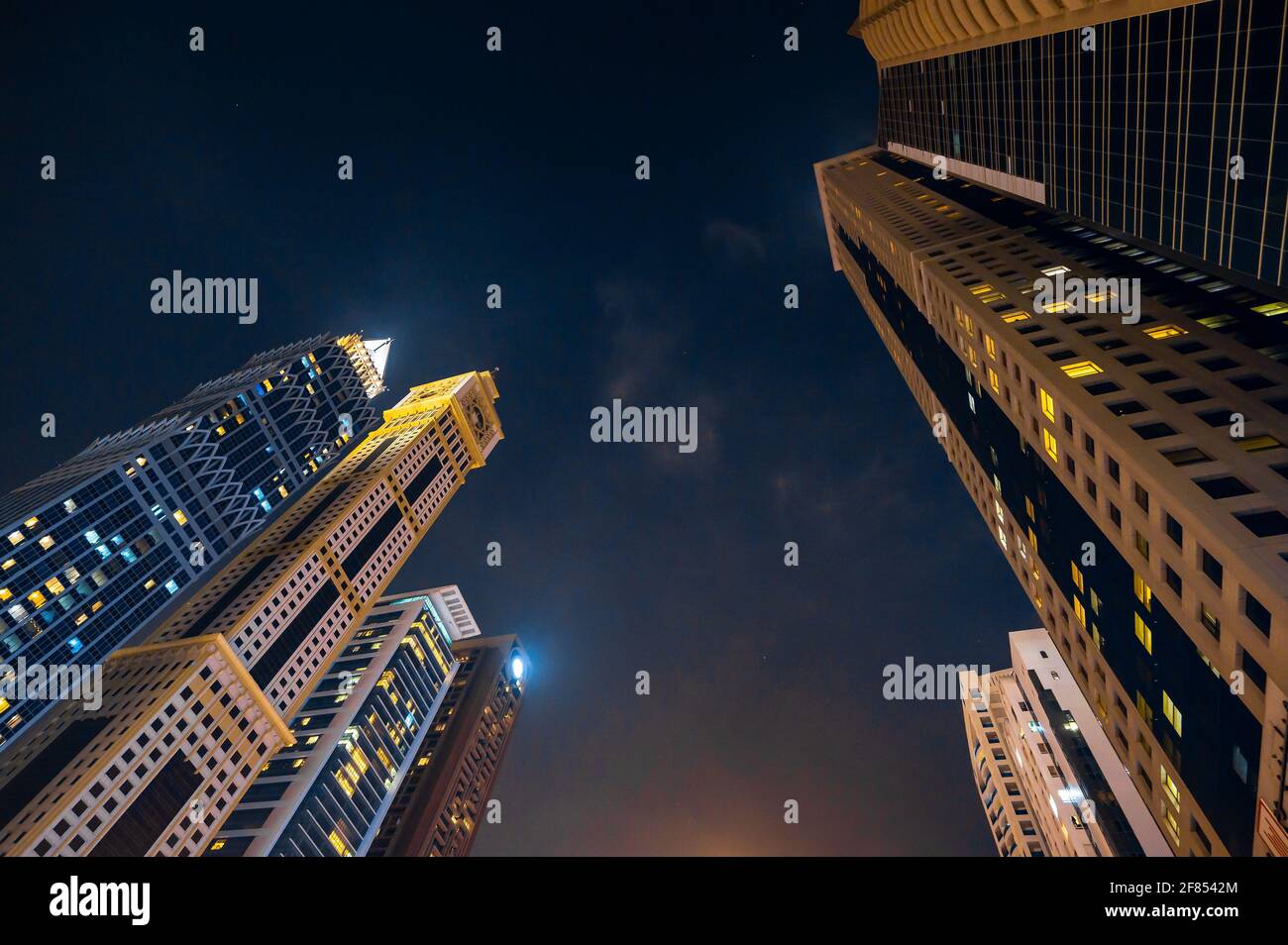 Dubai, Vereinigte Arabische Emirate - 31. März 2021: Hochhäuser über der Innenstadt von Dubai mit Blick auf die Skyline der Stadt über der Sheikh Zayed Straße in der U-Stadt Stockfoto