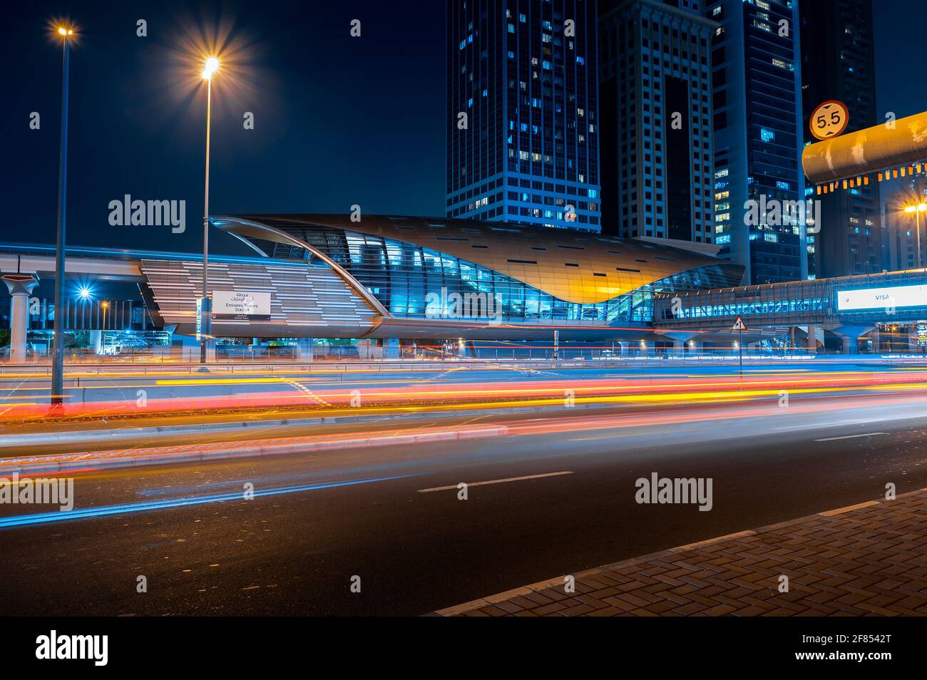 Dubai, Vereinigte Arabische Emirate - 31. März 2021: Die U-Bahn-Station Dubai in der Innenstadt von Dubai befindet sich auf der Sheikh Zayed Road, einer der verkehrsreichsten Autobahnen in den Vereinigten Arabischen Emiraten Stockfoto