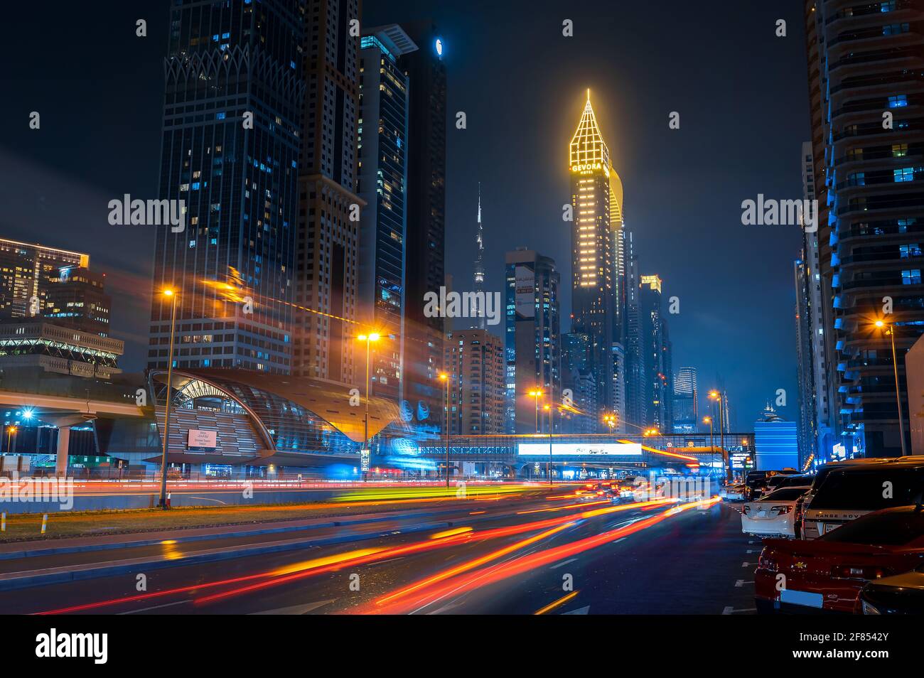 Dubai, Vereinigte Arabische Emirate - 31. März 2021: Downtown Dubai Moderne Skyline über der Sheikh Zayed Straße auf den verkehrsreichsten Autobahnen der VAE zur blauen Stunde Stockfoto