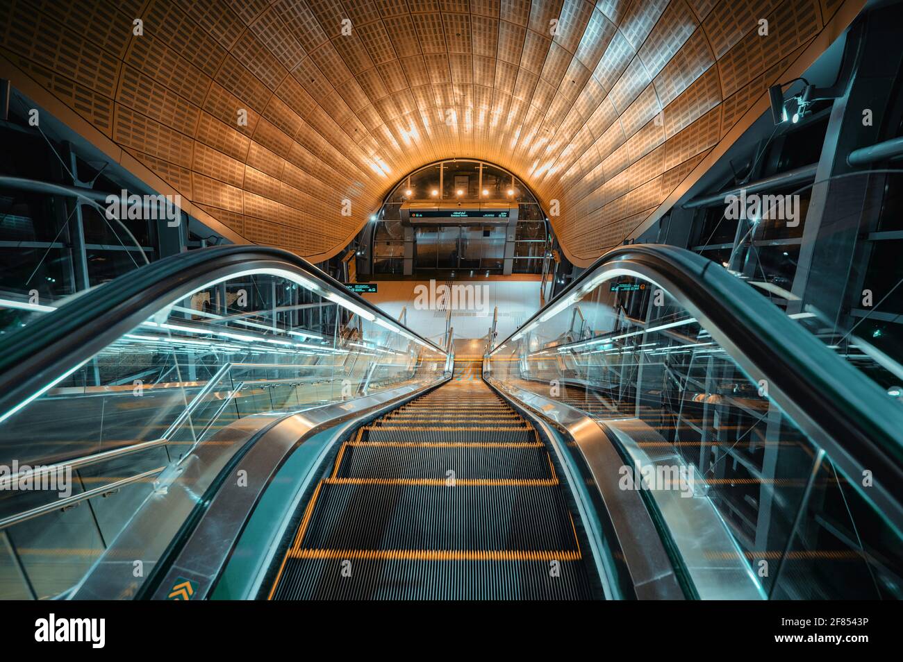 Dubai, Vereinigte Arabische Emirate - 31. März 2021: Innenansicht der Dubai U-Bahn-Station im Stadtzentrum von Dubai Abfahrt an der Sheikh Zayed Straße in den Vereinigten Arabischen Emiraten in der Nacht Stockfoto