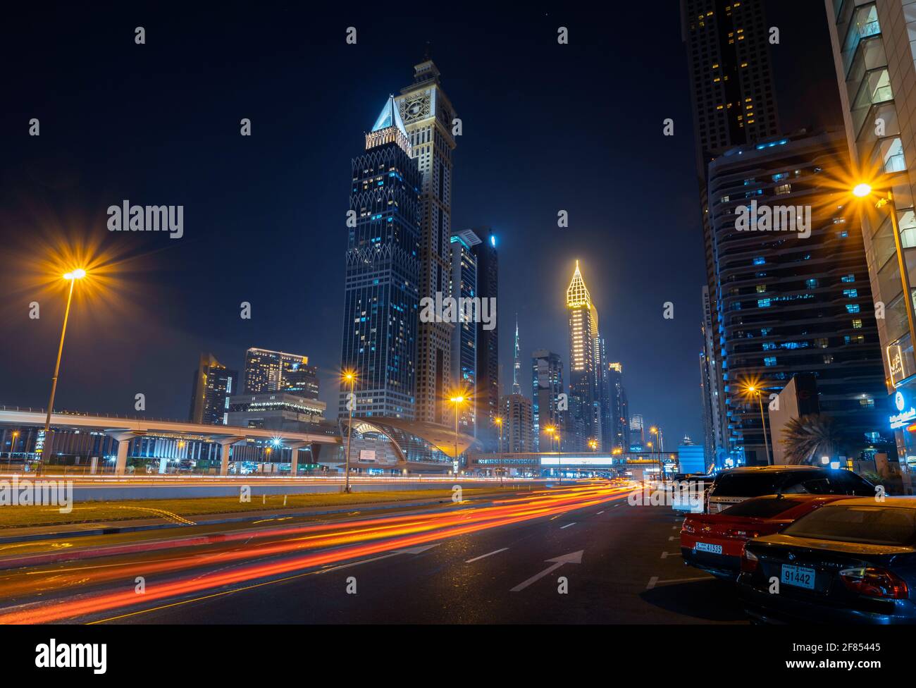 Dubai, Vereinigte Arabische Emirate - 31. März 2021: Downtown Dubai Moderne Skyline über der Sheikh Zayed Straße auf den verkehrsreichsten Autobahnen der VAE zur blauen Stunde Stockfoto