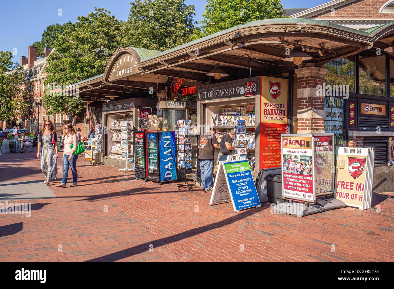 Menschen - Frauen, Männer, Studenten - auf der Straße in Harvard Square, Cambridge, MA in der Nähe von Out of Town News Store - jetzt geschlossen. Stockfoto