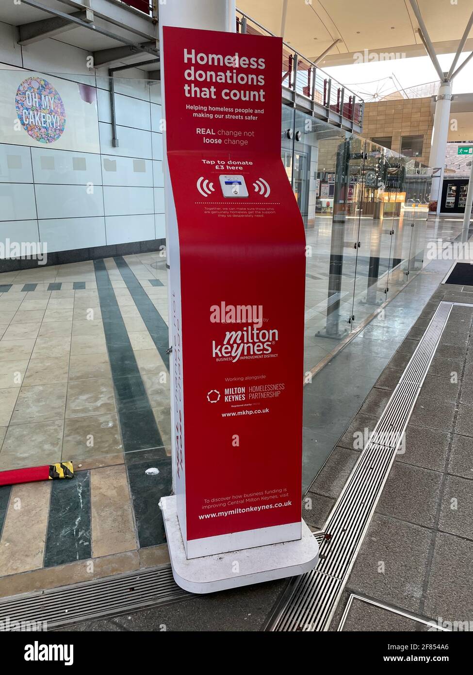 Spendenpunkt, um Geld für Obdachlose am Midsummer Place Milton Keynes zu spenden. Stockfoto
