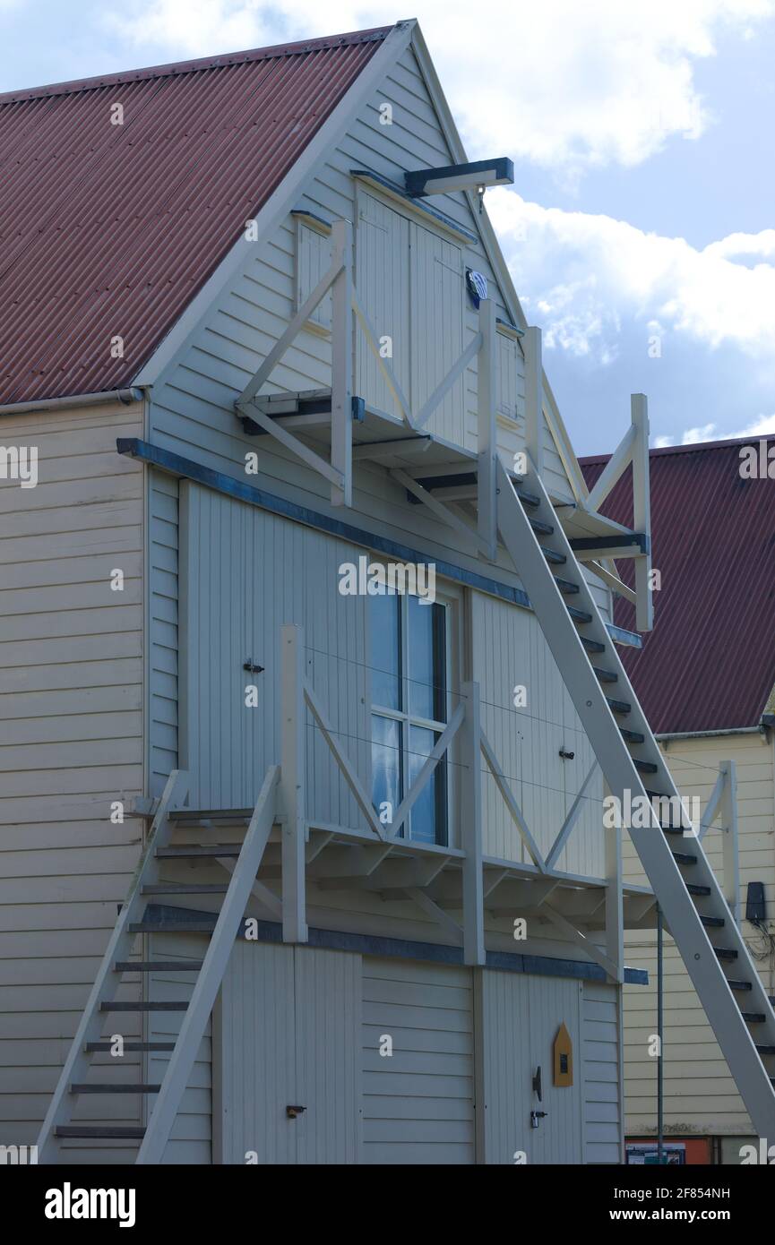 Blick auf die malerischen Holzsaltgegebäude im Dorf Tollesbury, Essex, Großbritannien, April 2021 Stockfoto