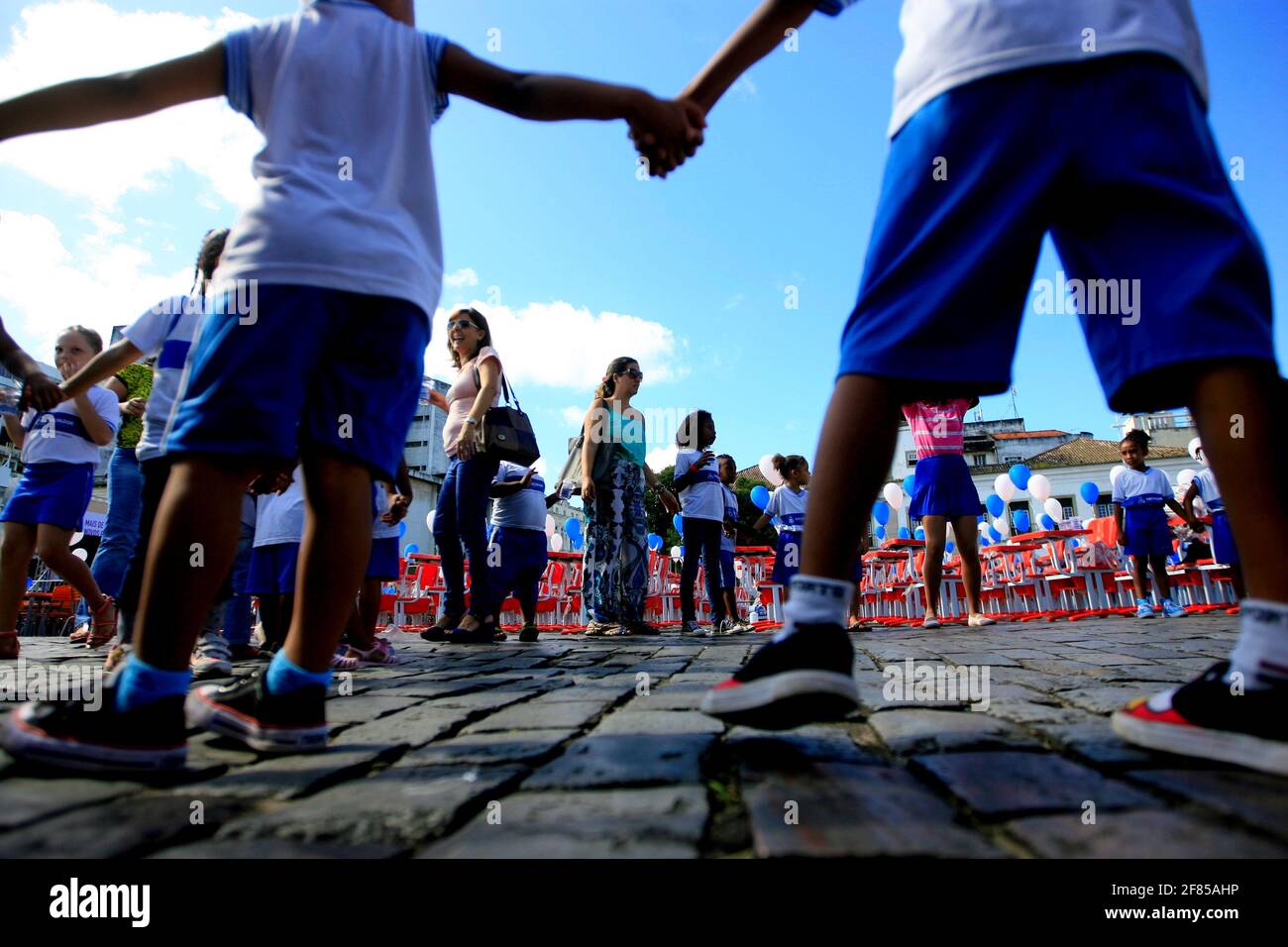 salvador, bahia / brasilien - 27. juli 2015: Öffentliche Schüler werden während einer Veranstaltung auf dem Thome de Sousa-Platz in Salvador gesehen. *** Ortsüberschrift *** . Stockfoto