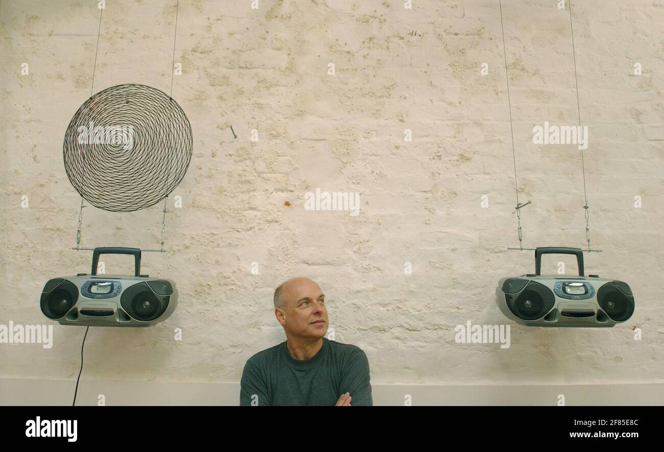 BRIAN ENO IN SEINEM LONDON STUDIO,22/9/05 TOM PILSTON Stockfoto