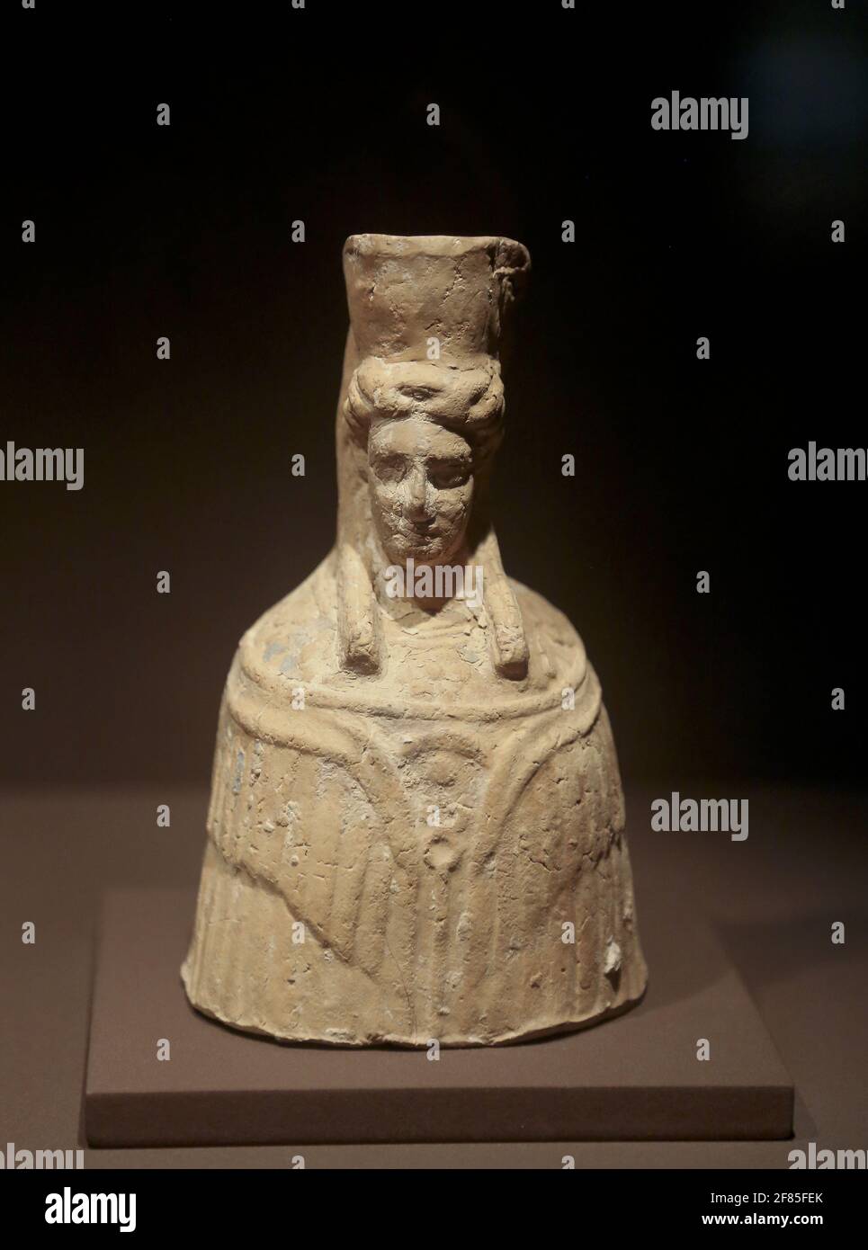 Büste von Tanit (oder Demeter). 4. - 3. Jahrhundert v. Chr. Terracotta.Es Culleram, Eivissa. Archäologisches Museum von Katalonien, Barcelona, Spanien. Stockfoto