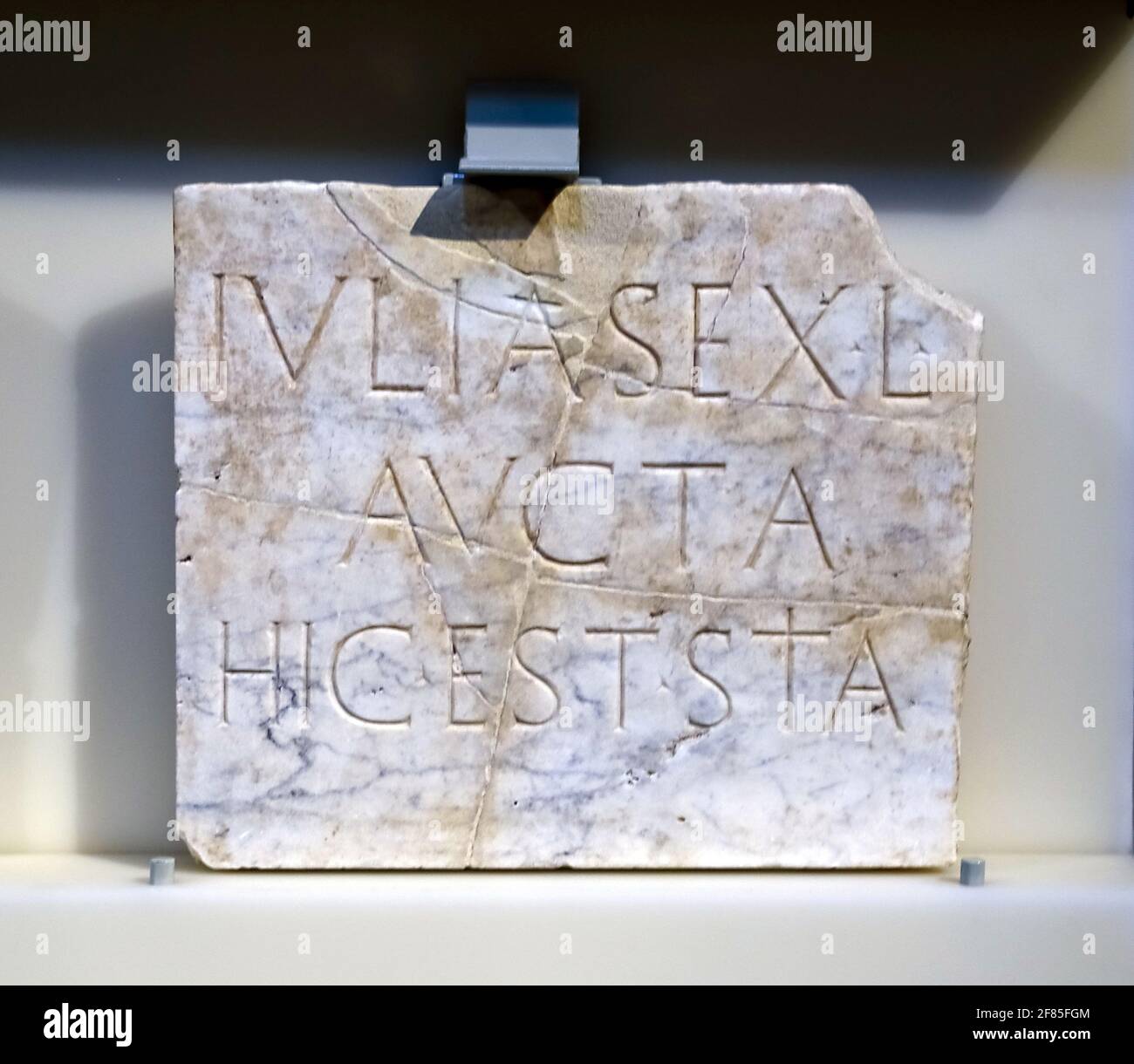 Grabstein mit Epitaph. 1. Cent. AD. Luni Marmor, Emporiae, Alt Emporda, Girona. Archäologisches Museum von Katalonien, Girona, Spanien. Stockfoto