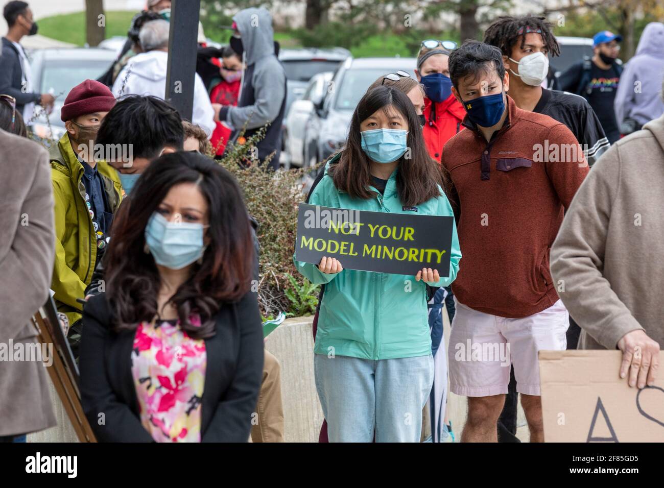 Troy, Michigan, USA. April 2021. Eine Kundgebung protestiert gegen die zunehmende Gewalt und den Rassismus, der sich gegen die Amerikaner aus Asien richtet. Die Gruppe Stop AAPI Hate hat in etwas mehr als einem Jahr 3,800 Hassvorfälle gegen Asiaten dokumentiert, darunter die Tötung von sechs asiatisch-amerikanischen Frauen und zwei anderen in Atlanta im März. Kredit: Jim West/Alamy Live Nachrichten Stockfoto