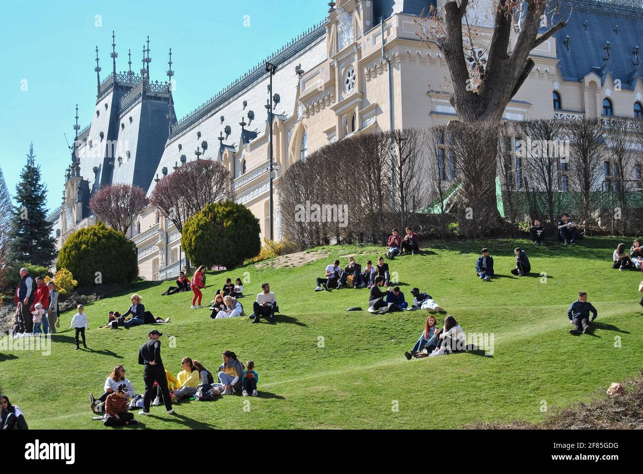 Iasi, Rumänien. April 2021. Iasi, Menschen in den Einkaufszentren und Parks der Stadt ohne Masken und ohne sichere Entfernung, trotz der von den Behörden verhängten Verbote zur Vermeidung von Coronavirus-Infektionen. Seit Monaten werden in Rumänien in allen Städten Demonstrationen gegen Reisebeschränkungen und die Einführung von Masken zur Begrenzung der Ansteckung des Coronavirus abgehalten. Kredit: Unabhängige Fotoagentur/Alamy Live Nachrichten Stockfoto