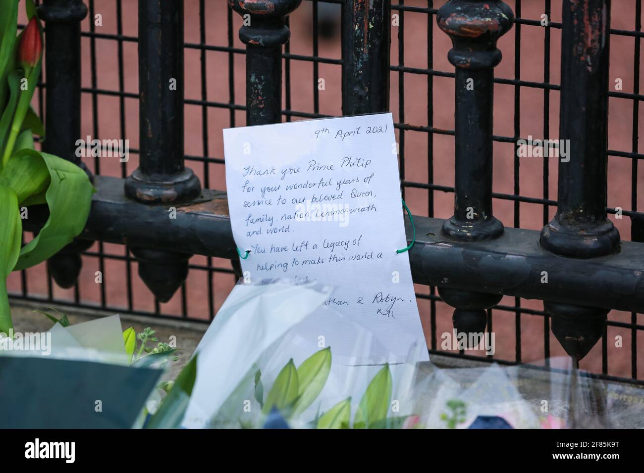 London, Großbritannien. 09. April 2021. Nach dem Tod von Prinz Philip wurden Blumen im Buckingham Palace von Menschen gezollt. Quelle: Waldemar Sikora Stockfoto