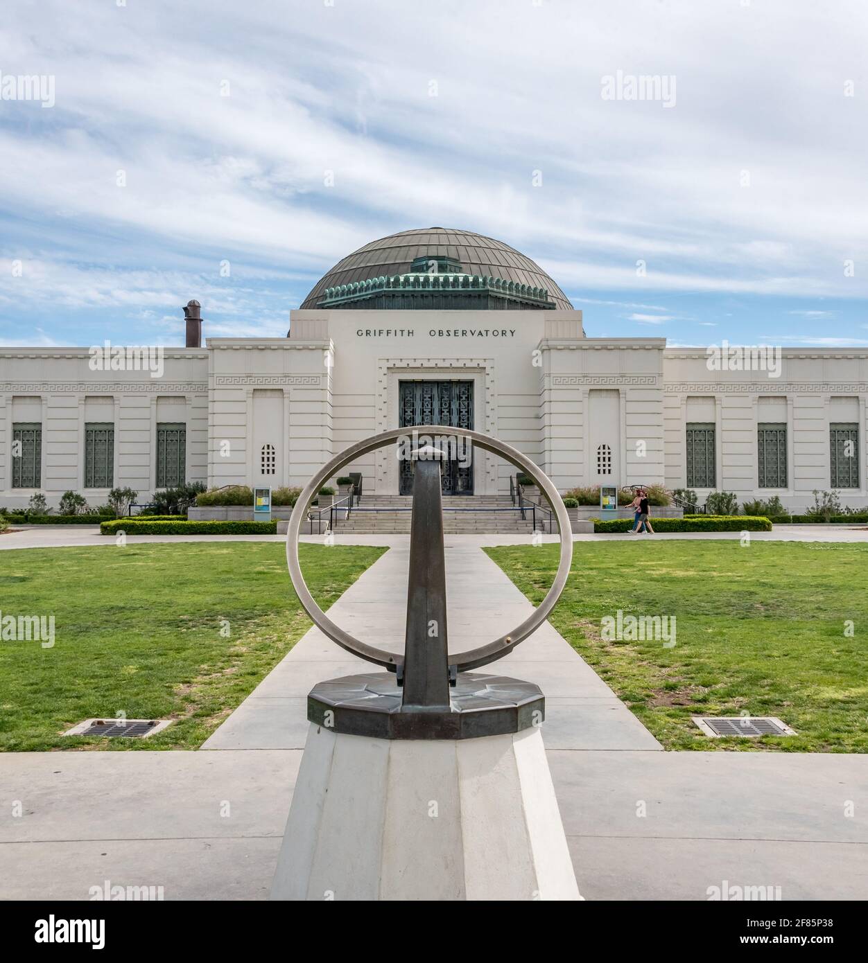 Vor dem Griffith Observatory mit Sonnenuhr im Zentrum, keine Leute auf Rasen oder Treppen zum historischen Gebäude in Los Angeles. Stockfoto