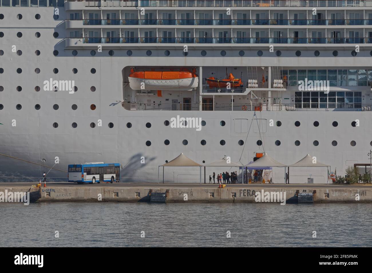 Costa Victoria Kreuzschiff vor Anker im Hafen von Korfu Griechenland Stockfoto