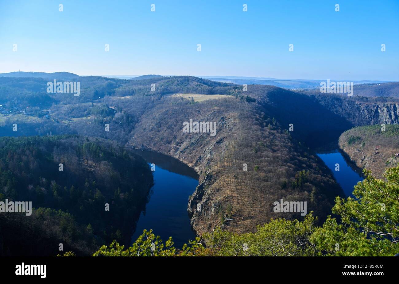 Blick auf einen gewundenen Fluss im Tal Stockfoto