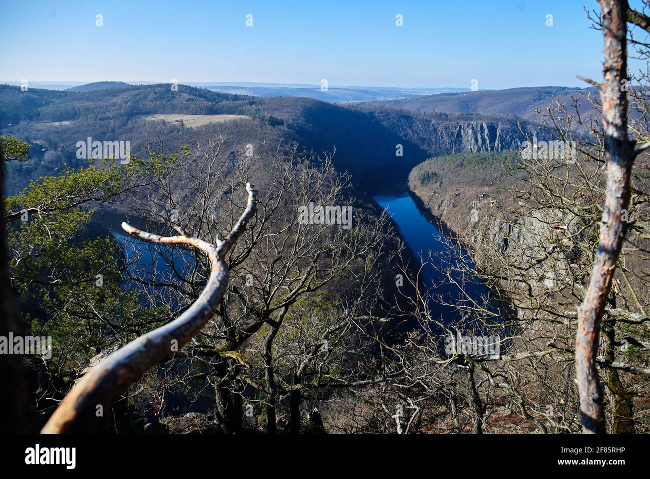 Blick auf einen gewundenen Fluss im Tal Stockfoto