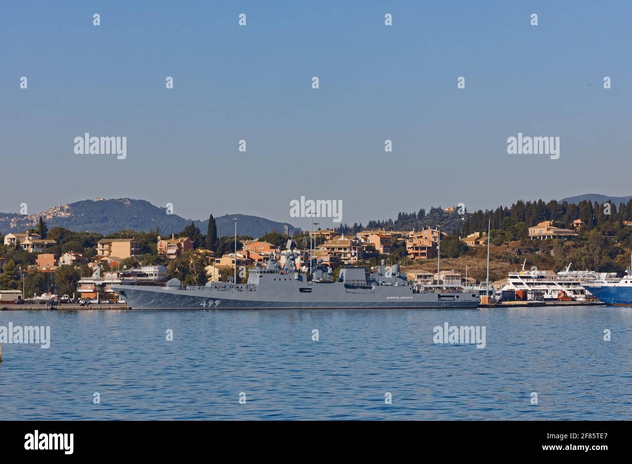 Kriegsschiff vor Anker im Hafen von Korfu Griechenland Stockfoto