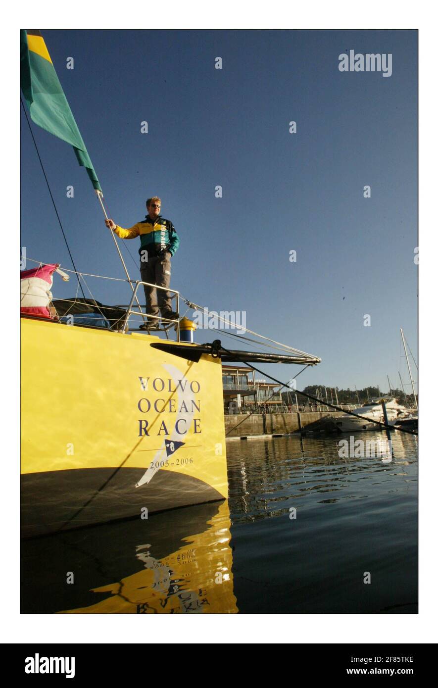 Gordon Ramsay kam als Lebensmittelberater für das niederländische Team zum Team von ABN AMRO beim Volvo Ocean Race. Er wird versuchen, den Geschmack und den nutricianal Inhalt der getrockneten Lebensmittel an Bord zu verbessern. Gordon konnte das Teamrennen beim ersten in-Port-Rennen des Weltrennens in Sanxenxo an der spanischen Nordküste beobachten.Bild David Sandison 4+5/11/2005 Stockfoto