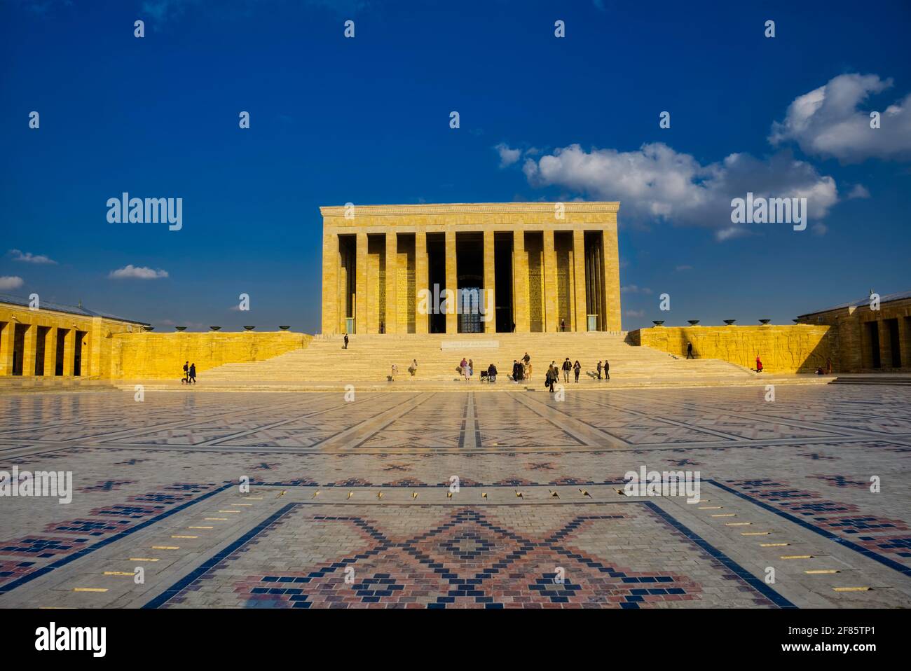 Alle Steine und Murmeln wurden aus verschiedenen Teilen der Türkei gebracht. Leicht verarbeiteter poröser Travertin wird auf der Außenverkleidung des Betons verwendet Stockfoto