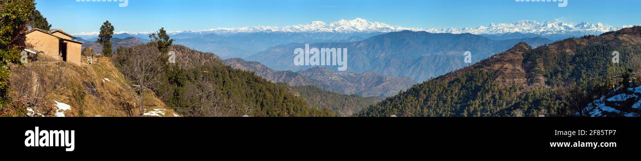 Himalaya, Panoramablick auf den indischen Himalaya, große Himalaya Range, Uttarakhand Indien, Blick von Mussoorie Road, Gangotri Range und Mount Chaukhamba Stockfoto